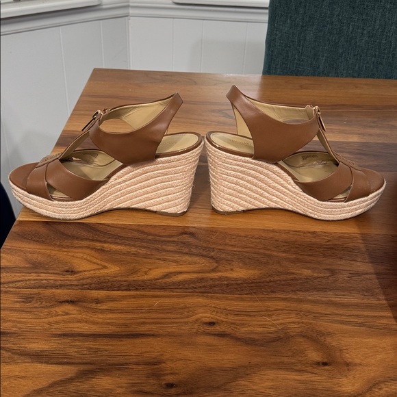 Michael Kors Tan Leather Wedge Sandals with Gold Zipper, size 9 - Picture 3 of 7